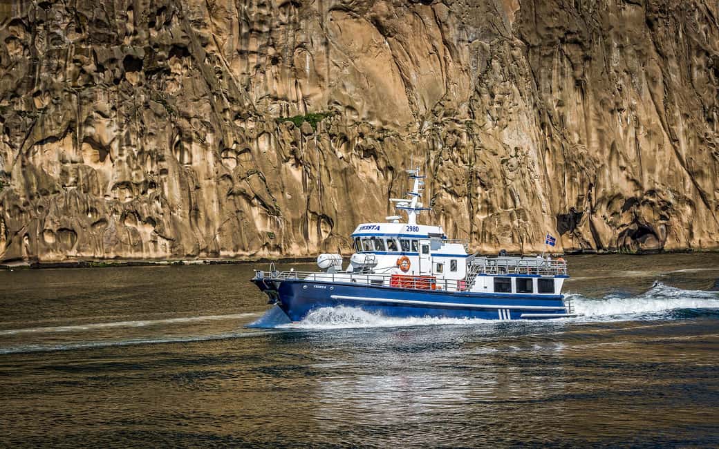 imagen n.º 1 de Vestmannaeyjar: Excursión circular en barco por la isla de Heimaey actividad en Suðurland, subida por el proveedor