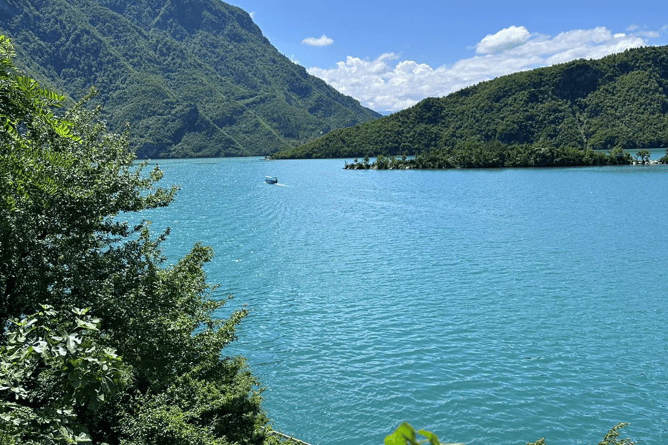 Bild Nr. 2 von Koman: Bootstour auf dem Shala-Fluss & Komani-See Aktivität in Shkodra, hochgeladen vom Anbieter