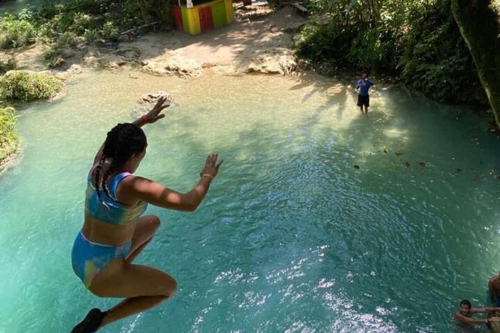 imagem n.7 de De Falmouth: Tour combinado de Blue Hole e River Tubing atividade em Clarendon, carregada pelo fornecedor