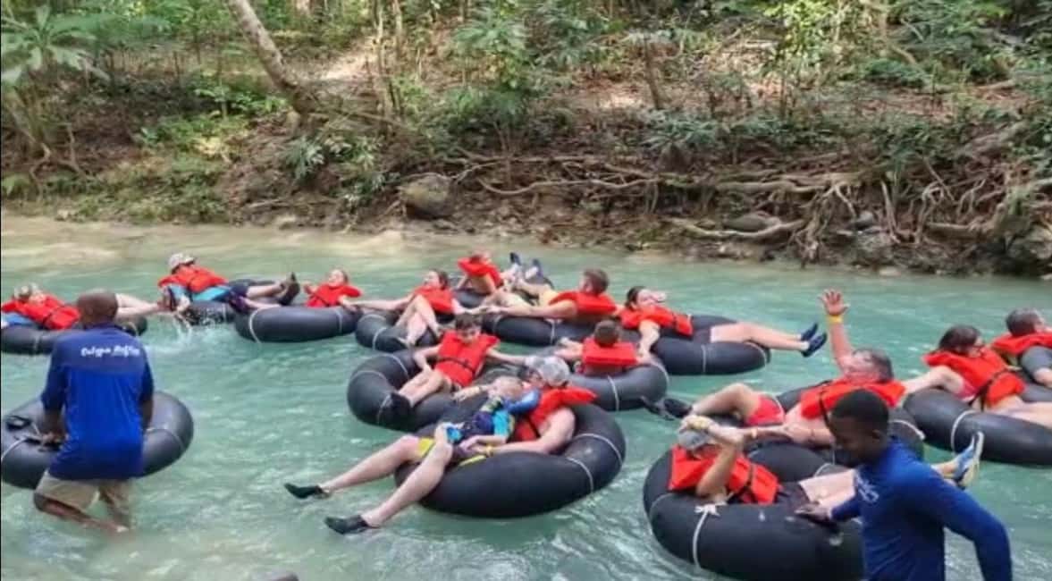 imagem n.23 de Ocho Rios: Blue Hole, White River Tubing e passeio a cavalo atividade em Jamaica, carregada pelo fornecedor