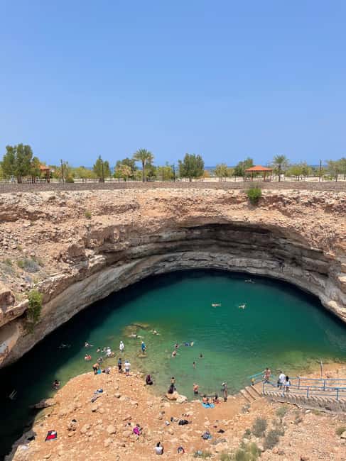 Immagine nº 4 di Muscat: tour privato di un giorno intero di Wadi Shab e Bimmah Sinkhole attività a Governatorato di Ash Sharqiyah Sud, caricata dal fornitore