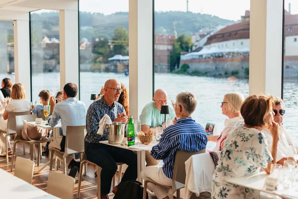 imagem n.5 de Praga: Cruzeiro noturno no rio Vltava com buffet atividade em República Tcheca, carregada pelo fornecedor