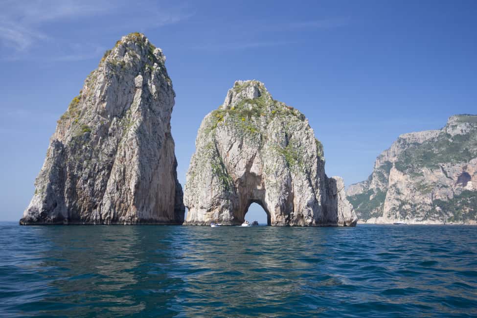imagem n.4 de Capri: excursão turística pela ilha com parada na Gruta Azul atividade em Anacapri, carregada pelo fornecedor