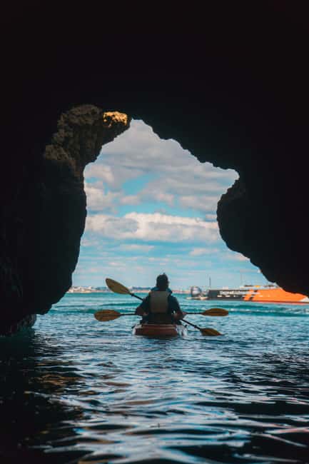 imagen n.º 9 de Desde Lagos: Excursión en kayak desde catamarán por las cuevas de Ponta da Piedade actividad en Lagos, Portugal, subida por el proveedor