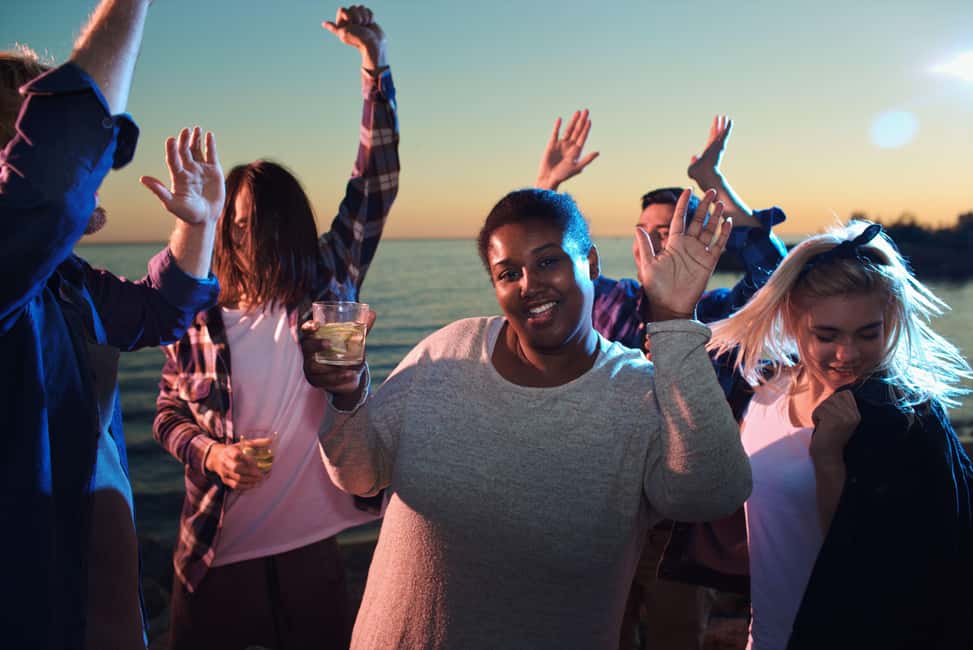 imagen n.º 6 de Málaga: crucero al atardecer o nocturno en catamarán con DJ en directo y bebida actividad en Málaga, subida por el proveedor
