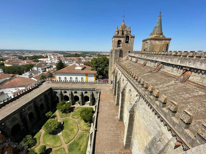 imagem n.2 de De Lisboa: Évora, Capela dos Ossos e visita ao Templo Romano atividade em Évora, carregada pelo fornecedor