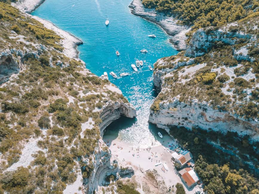 Image N°14 de Split : visite d'une jounée des 5 îles à la grotte bleue, Vis et Hvar activité à Split, publiée par le prestataire