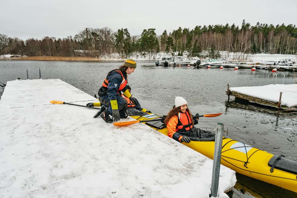imagem n.7 de Estocolmo: Caiaque de inverno, Fika sueco e sauna quente atividade em Vaxholm, carregada pelo fornecedor