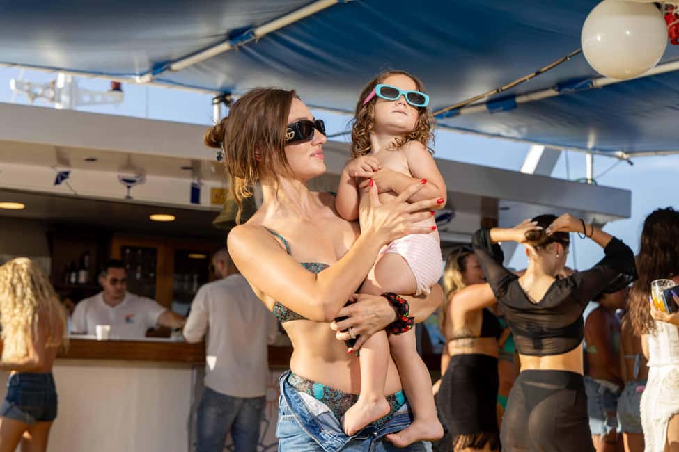 afbeelding n.17 van Athene: eilandcruise met zwemmen. DJ, lunch en drankjes inbegrepen. activiteit in Centraal-Griekenland, geüpload door aanbieder