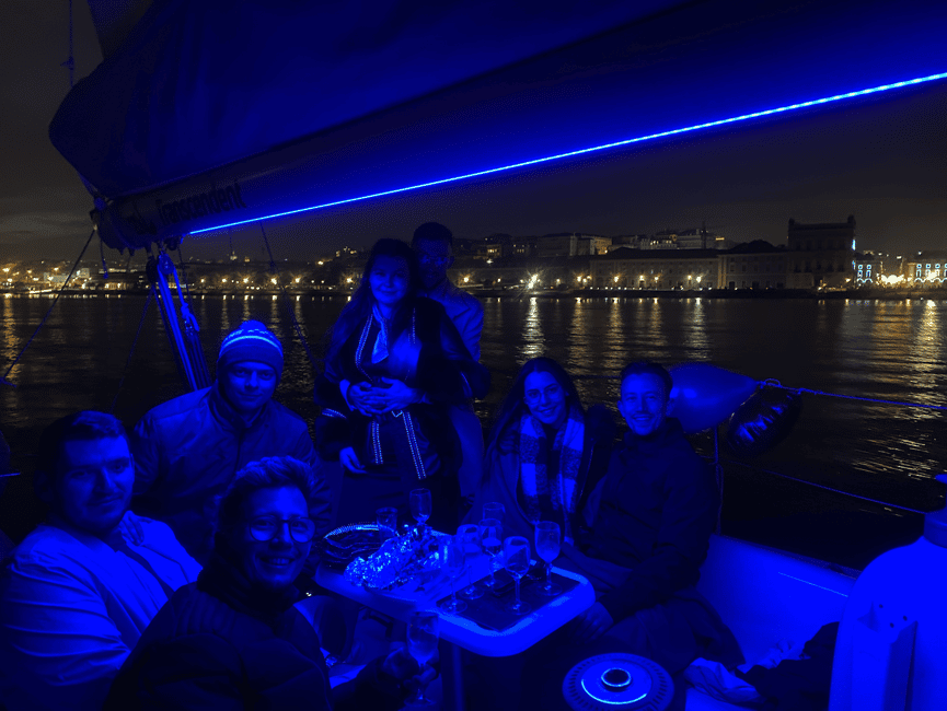 imagem n.17 de Lisboa: Passeio de Veleiro com Guia Local e Open Bar de Vinho Verde atividade em Lisboa, carregada pelo fornecedor