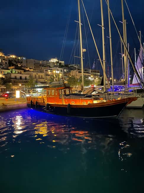 imagen n.º 15 de Skiathos: Crucero tradicional en barco con paradas para nadar y almuerzo actividad en Ciudad de Skiathos, subida por el proveedor