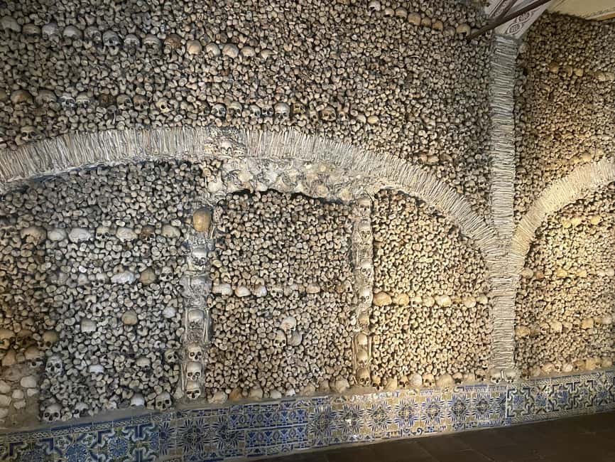 imagem n.9 de De Lisboa: Évora, Capela dos Ossos e visita ao Templo Romano atividade em Évora, carregada pelo fornecedor