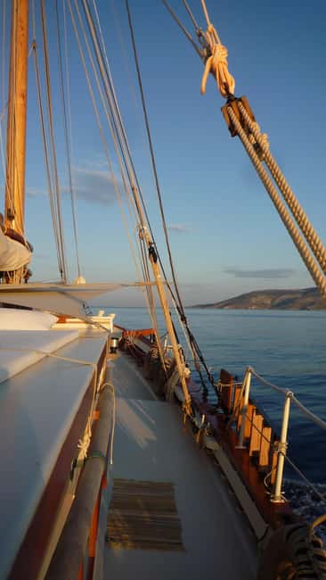 afbeelding n.5 van Corfu: Cruise bij zonsondergang op een traditioneel houten zeiljacht activiteit in West-Griekenland, geüpload door aanbieder