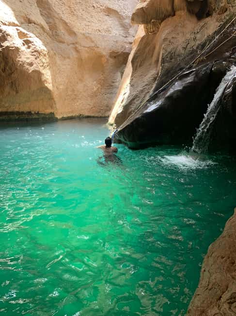Immagine nº 1 di Muscat: tour privato di un giorno intero di Wadi Shab e Bimmah Sinkhole attività a Governatorato di Ash Sharqiyah Sud, caricata dal fornitore