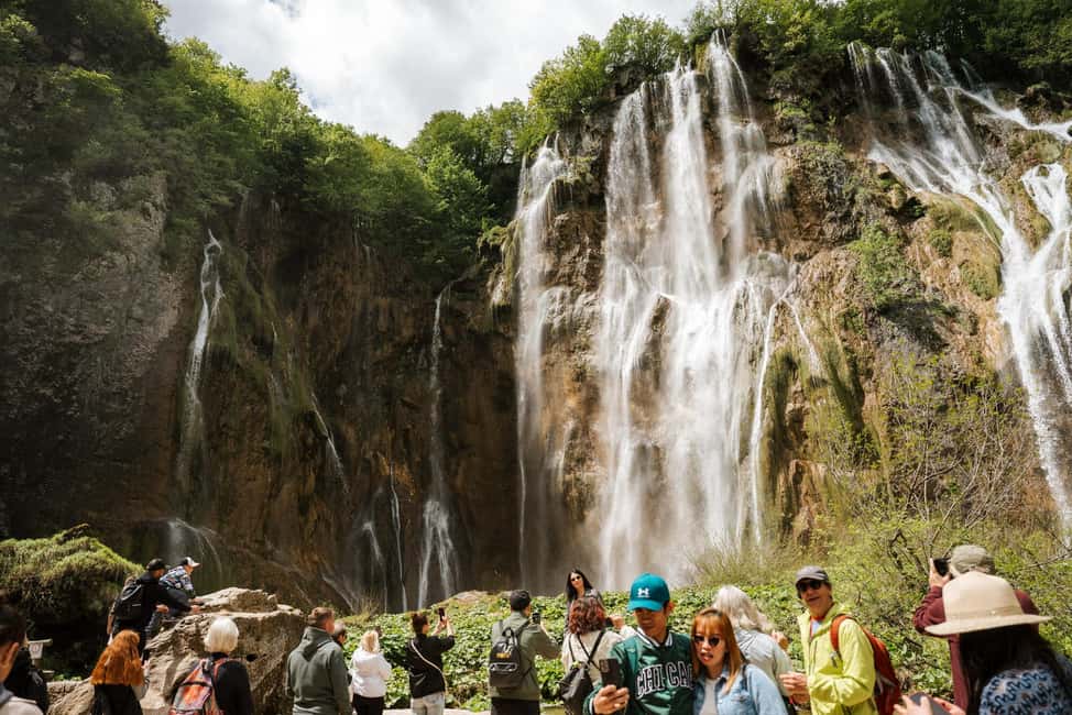 imagem n.3 de De Zagreb: Excursão ao Parque Nacional dos Lagos de Plitvice com ingressos atividade em Slunj, carregada pelo fornecedor