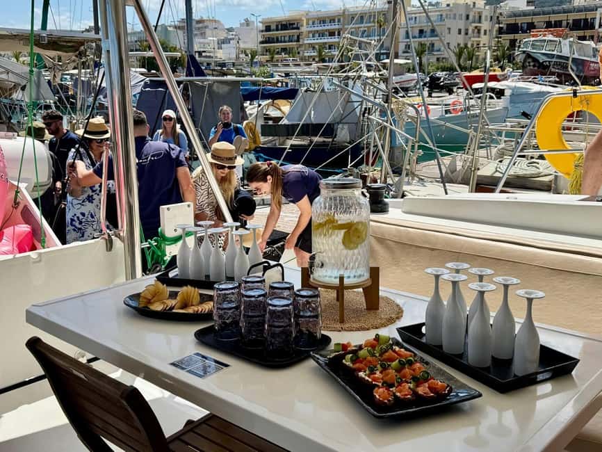 Immagine nº 6 di Rethymno: Crociera in catamarano al tramonto con vino e snack attività a Rethymno, caricata dal fornitore