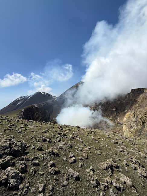 afbeelding n.26 van Etna: trektocht naar de topkraters met vulkaangids 3350 m activiteit in Catania, geüpload door aanbieder