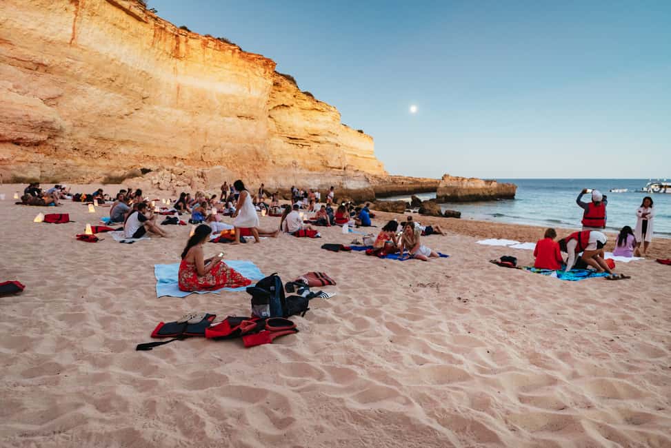 afbeelding n.6 van Vanuit Albufeira: Sunset Cruise en Strand BBQ met Open Bar activiteit in Olhos de Água, geüpload door aanbieder