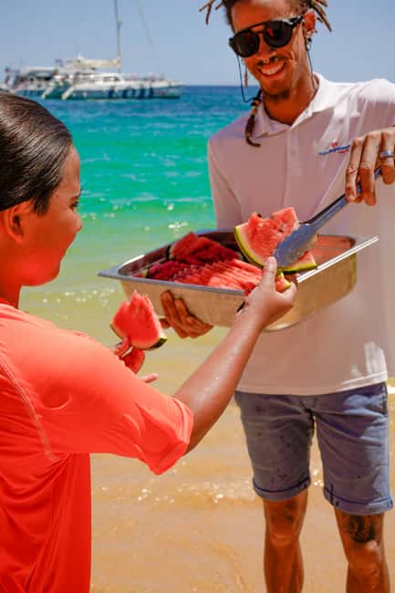 afbeelding n.5 van Albufeira: Rondvaart met strand-BBQ en open bar activiteit in Albufeira, geüpload door aanbieder