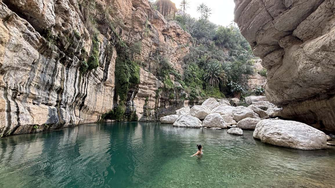 Immagine nº 1 di Mascate: tour privato di un'intera giornata a Wadi Mibam in auto 4x4 attività a Regione al-Sharqiyya, caricata dal fornitore