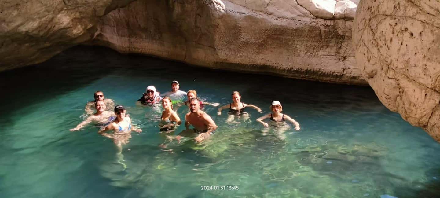 Immagine nº 3 di Muscat: Oasi di Wadi Bani Khalid e tour del deserto dell'Oman attività a Regione al-Sharqiyya, caricata dal fornitore