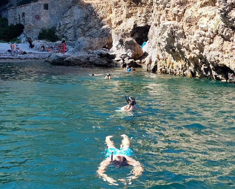imagem n.53 de Sesimbra: Passeio de barco pelas baías e praias secretas com snorkeling atividade em Distrito de Lisboa, carregada pelo fornecedor