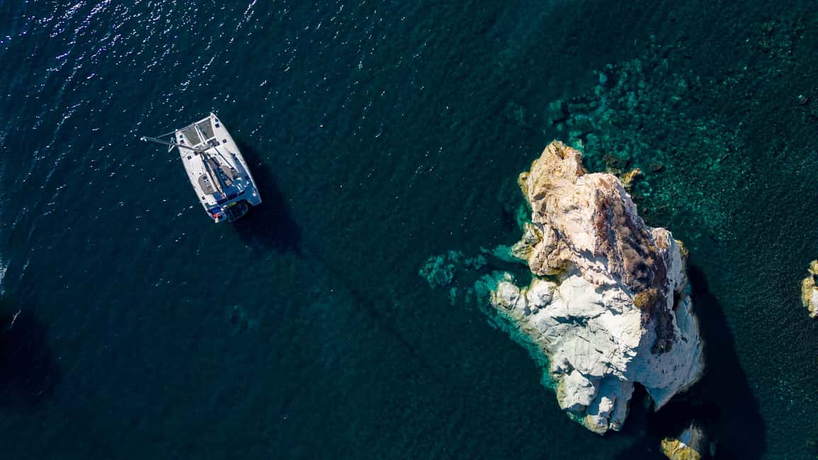 imagem n.16 de Cruzeiro Santorini Gold Catamaran com snorkel, churrasco e bar aberto atividade em Vlichada, carregada pelo fornecedor