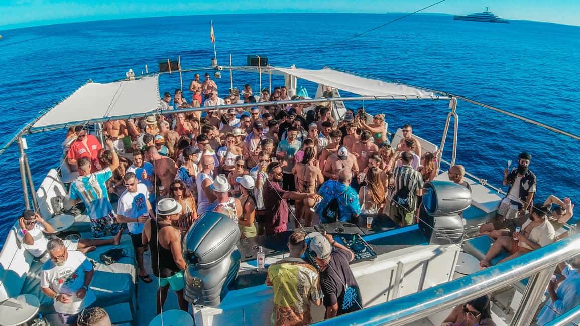 Image N°33 de Ibiza : Soirée VIP sur un catamaran avec Open Bar Premium, Paella et Ticket Club activité à Ibiza (ville), publiée par le prestataire