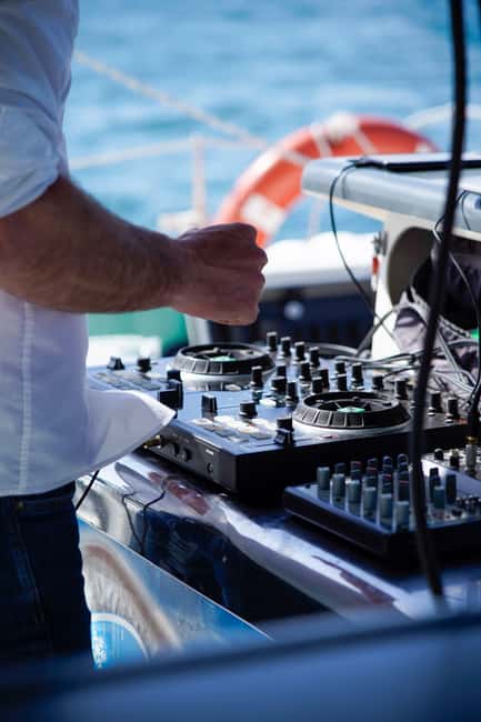 imagen n.º 8 de Málaga: Crucero en Catamarán a Vela con Baño y DJ Opcional actividad en Málaga, subida por el proveedor