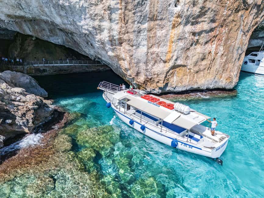 Image N°5 de Depuis Cala Gonone : Excursion en bateau dans la grotte du Bue Marino activité à Dorgali, publiée par le prestataire