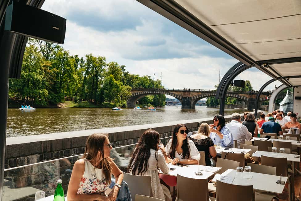 imagen n.º 6 de Praga: Almuerzo en crucero por el Moldava en un barco descubierto de cristal actividad en Praga, subida por el proveedor