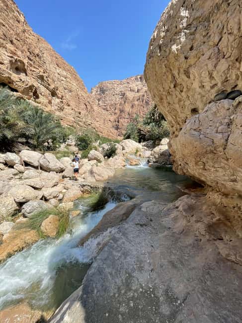 Immagine nº 7 di Muscat: tour privato di un giorno intero di Wadi Shab e Bimmah Sinkhole attività a Governatorato di Ash Sharqiyah Sud, caricata dal fornitore