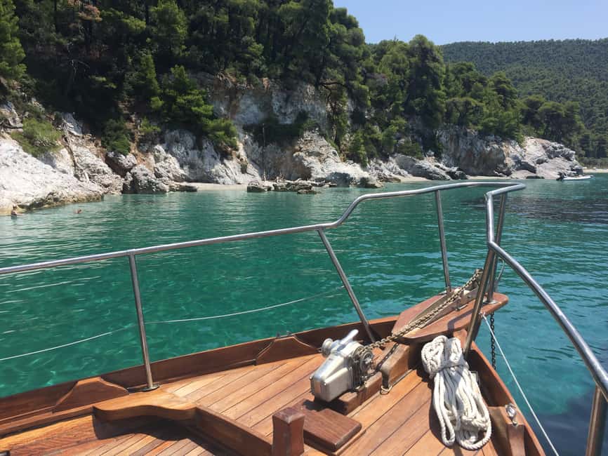 imagen n.º 5 de Skiathos: Crucero tradicional en barco con paradas para nadar y almuerzo actividad en Ciudad de Skiathos, subida por el proveedor
