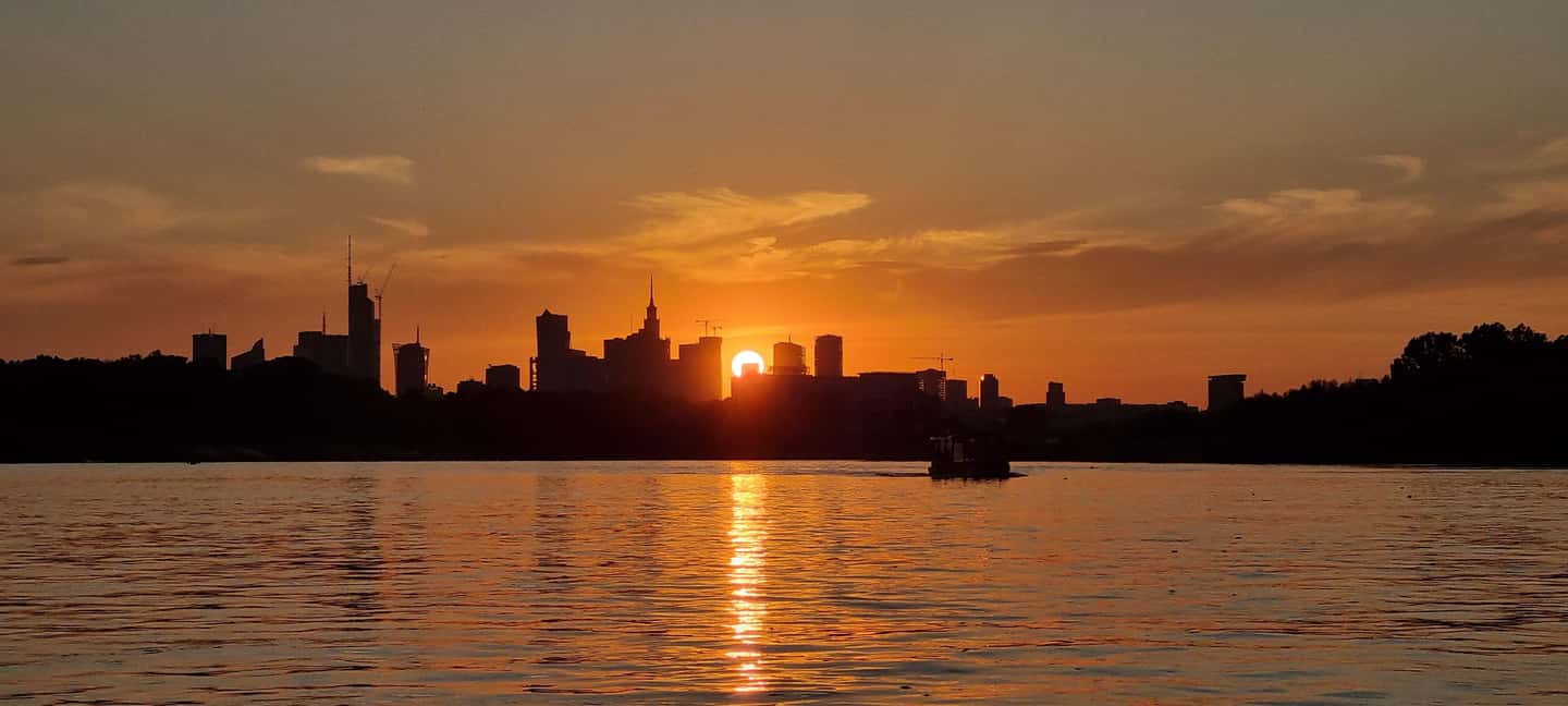 imagem n.2 de Varsóvia: Cruzeiro ao pôr do sol no rio Vístula com bebida de boas-vindas atividade em Voivodia da Mazóvia, carregada pelo fornecedor