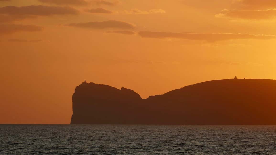 Immagine nº 2 di Porto Conte: Escursione in catamarano al tramonto con aperitivo attività a Alghero, caricata dal fornitore