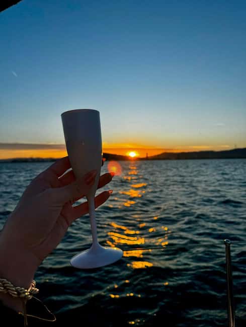 Immagine nº 2 di Barcellona: gita in barca con cava in un'incredibile barca a vela attività a Barcellona, caricata dal fornitore