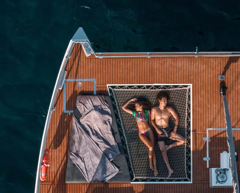 Immagine nº 4 di Santorini: crociera in catamarano nella caldera con pasto e bevande attività a Cicladi, caricata dal fornitore