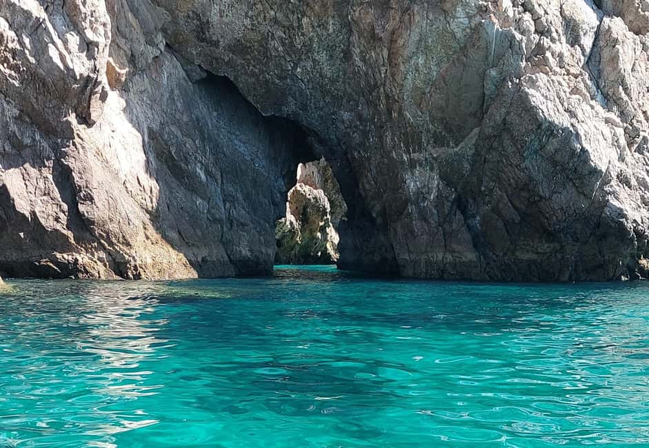 imagem n.50 de Sesimbra: Passeio de barco pelas baías e praias secretas com snorkeling atividade em Distrito de Lisboa, carregada pelo fornecedor