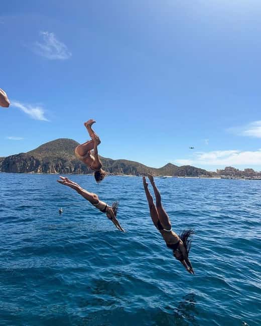 Immagine nº 3 di Capri: tour privato in barca di 3 ore con visita alla Grotta Azzurra attività a Matermania, caricata dal fornitore