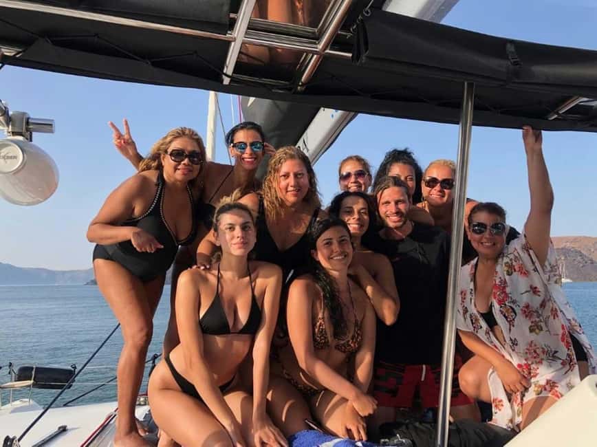 imagem n.2 de Santorini: Cruzeiro ao pôr do sol com jantar grego e transfer atividade em Cíclades, carregada pelo fornecedor