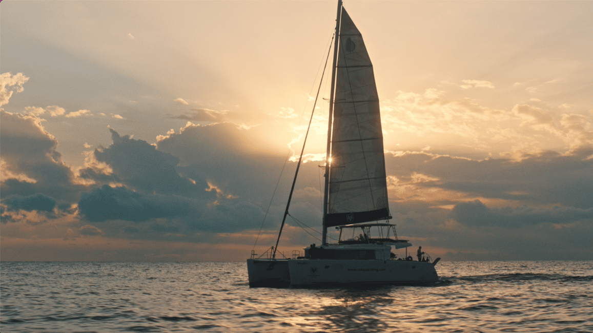 imagem n.15 de Cruzeiro Santorini Gold Catamaran com snorkel, churrasco e bar aberto atividade em Vlichada, carregada pelo fornecedor