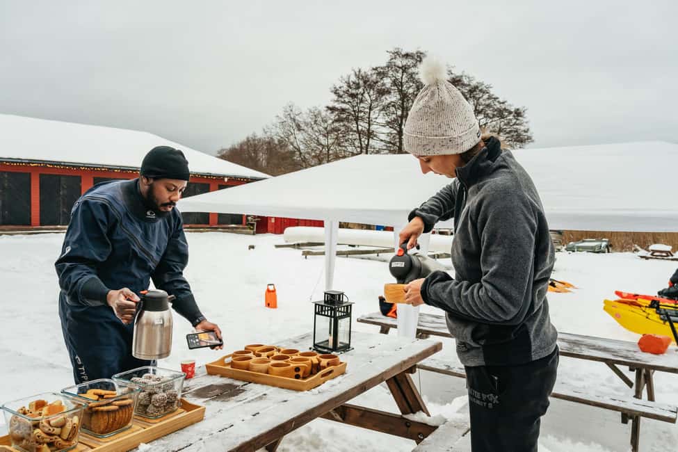 imagem n.2 de Estocolmo: Caiaque de inverno, Fika sueco e sauna quente atividade em Vaxholm, carregada pelo fornecedor