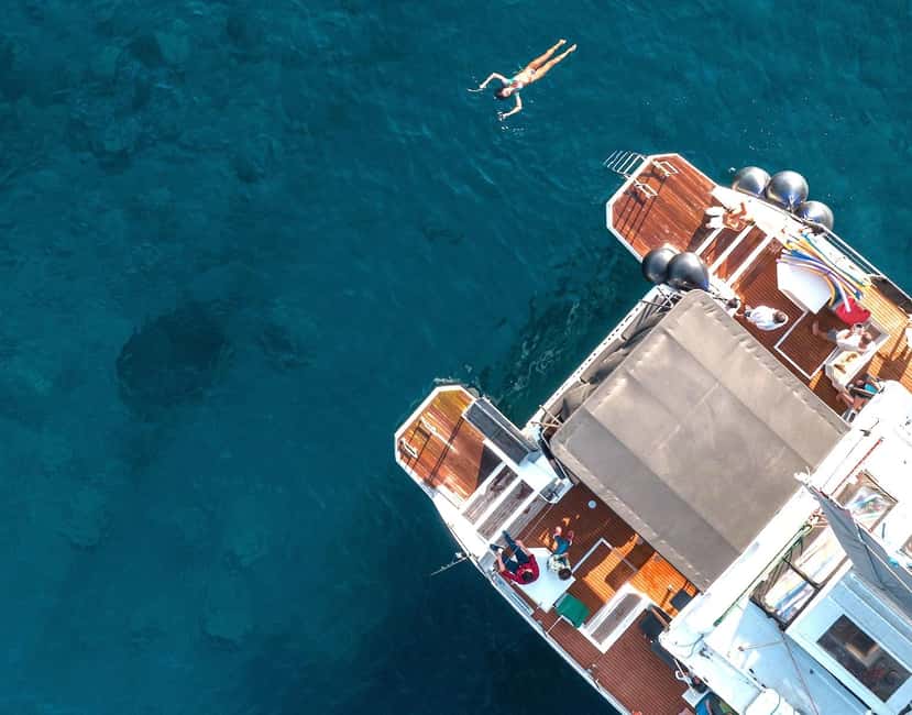 Immagine nº 2 di Santorini: crociera in catamarano nella caldera con pasto e bevande attività a Cicladi, caricata dal fornitore