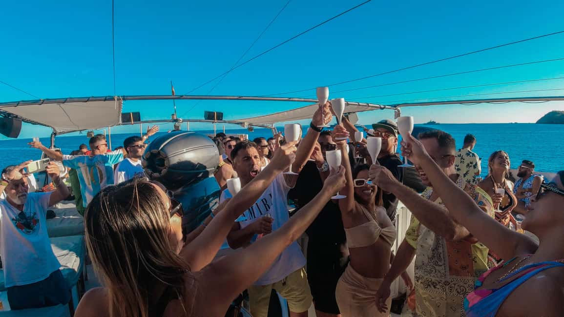Image N°28 de Ibiza : Soirée VIP sur un catamaran avec Open Bar Premium, Paella et Ticket Club activité à Ibiza (ville), publiée par le prestataire