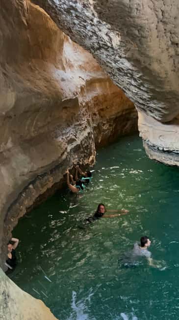 Immagine nº 2 di Muscat: escursione di un'intera giornata a Wadi Shab, grotta romantica e sinkhole attività a Regione al-Sharqiyya, caricata dal fornitore