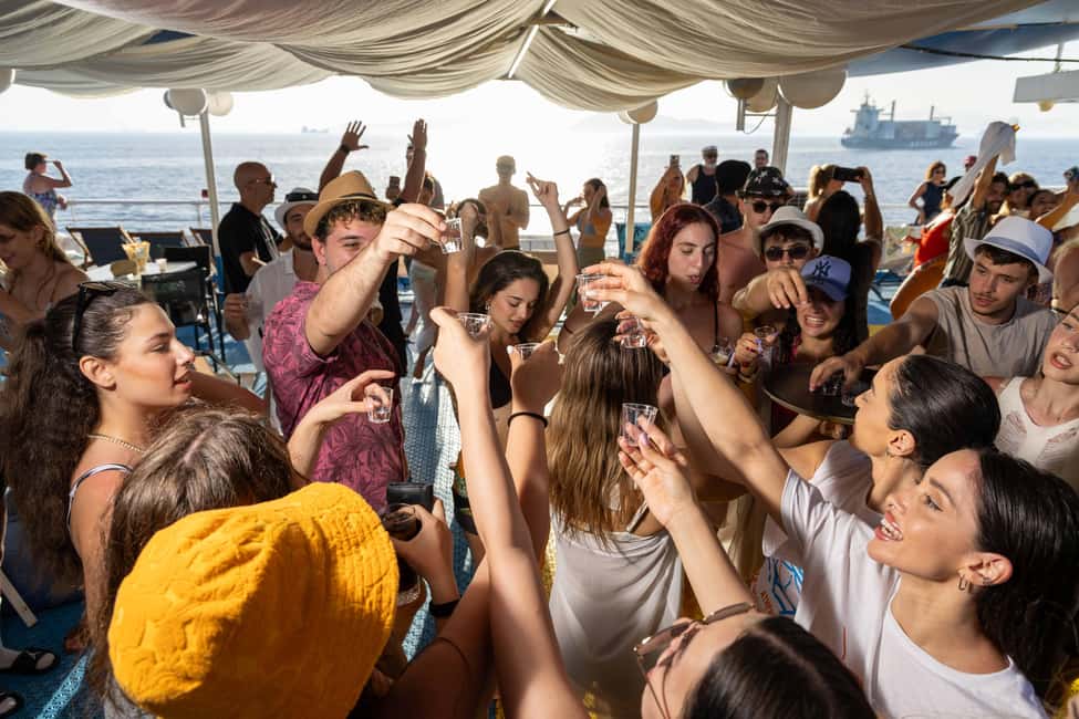 afbeelding n.25 van Athene: eilandcruise met zwemmen. DJ, lunch en drankjes inbegrepen. activiteit in Centraal-Griekenland, geüpload door aanbieder