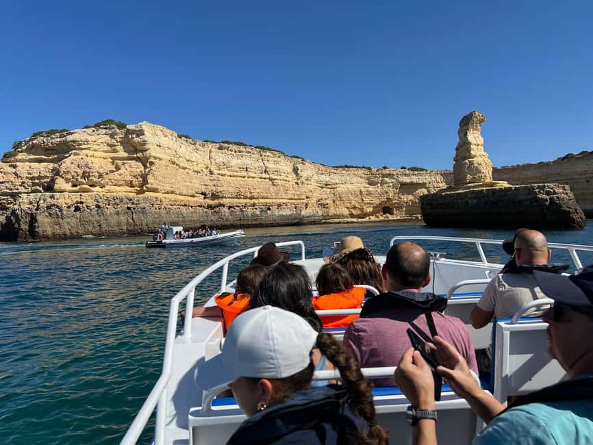 Bild Nr. 7 von Albufeira: Speedboot-Tour Benagil-Höhle und Delfin-Watching Aktivität in Benagil, hochgeladen vom Anbieter