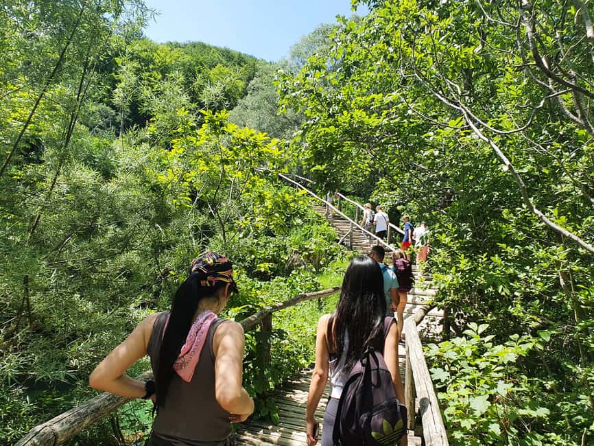 afbeelding n.4 van Vanuit Zagreb: Dagtrip Plitvice & Rastoke met gids en ticket activiteit in Slunj, geüpload door aanbieder