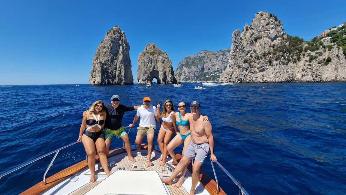 Immagine nº 7 di Capri: tour esclusivo in barca delle gemme nascoste con bagno attività a Anacapri, caricata dal fornitore