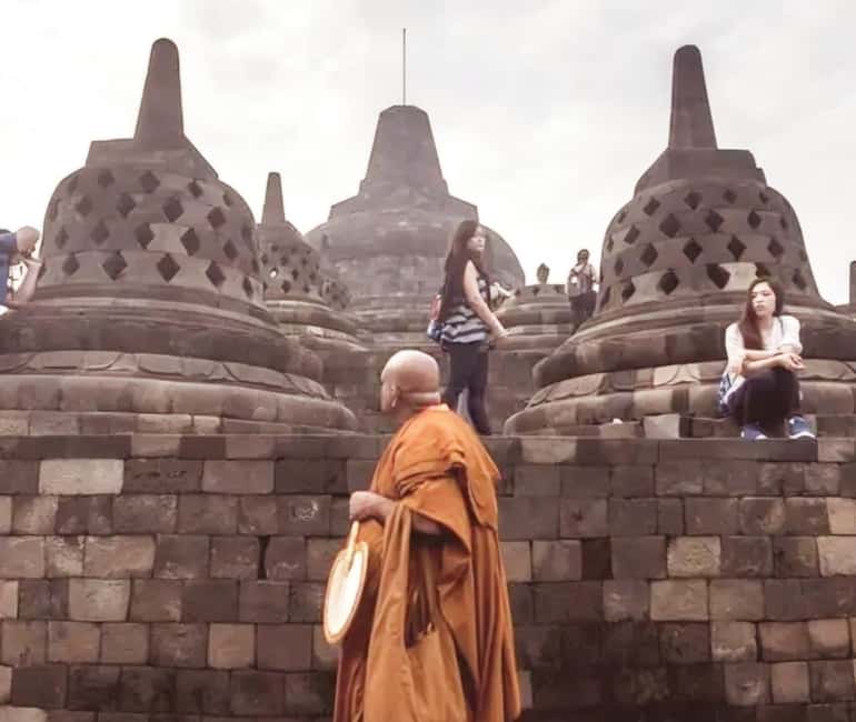 image n.13 of Yogyakarta: Borobudur Climb & Prambanan Guided Tour activity in Yogyakarta, uploaded by supplier